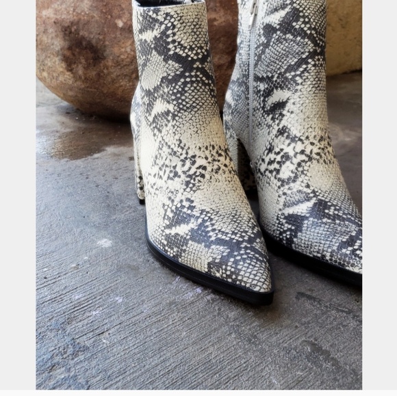 🚨//Coachella Collection// Snake print Bootie - Picture 4 of 6